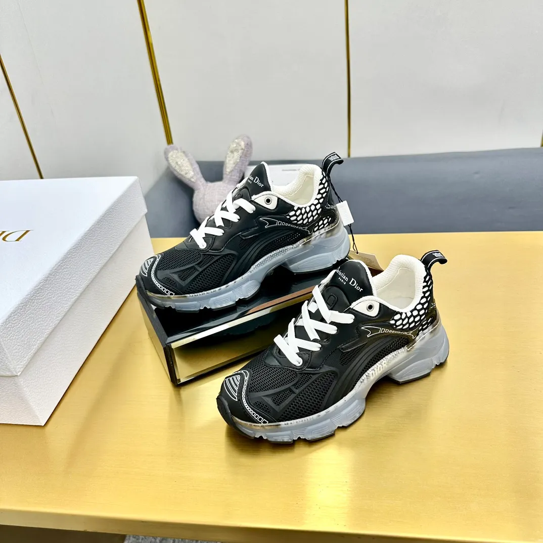 👟👟Ex-factory price 700👟👟 Top version 🌟🌟Dior 2024 spring and summer catwalk new style Vibe iconic fashion modern sports dad shoes CD letter logo Oblique printed pattern lace-up color-blocking thick-soled running shoes Stars' same jelly color casual women's shoes The top high-end version on the market Material: The upper is made of special technology with mesh fabric spliced with metal cowhide + environmentally friendly breathable fabric lining + original molded Tpu combination outsole. Bottom thickness: 4CM Size: 35-40 standard code (34.41 customization is not returnable)